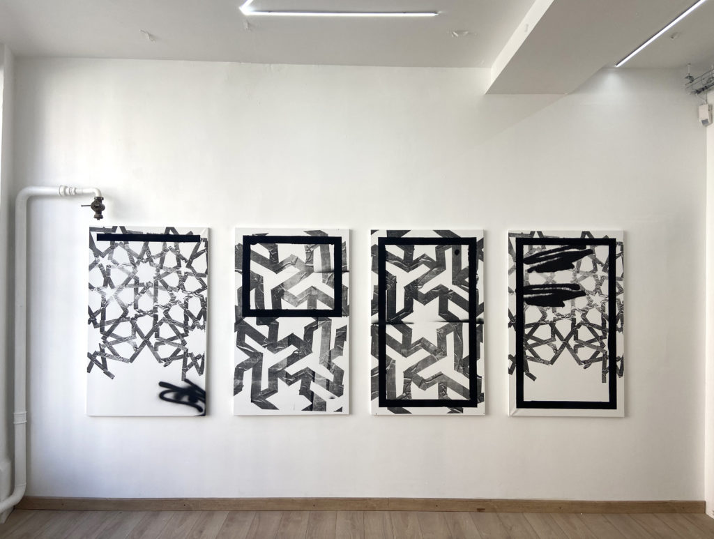 quatre peintures de Fahd El Jaoudi exposées au sein de son exposition "TRES2B" montrée à la Galerie HYPERBIEN dans le cadre de son solo show . art contemporain